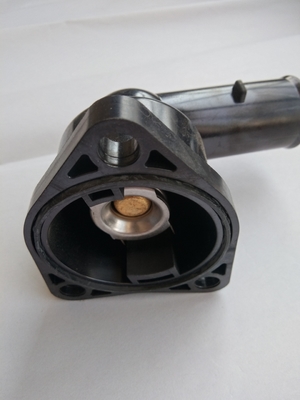 16031-37010 Toyota-waterinlaatonderassemblage met thermostaat zwart en IATF16949-gecertificeerd