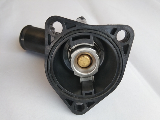 16031-37010 Toyota-waterinlaatonderassemblage met thermostaat zwart en IATF16949-gecertificeerd